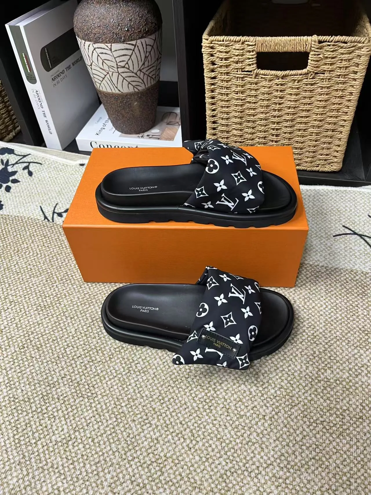 P340 yuan LV Louis Vuitton Full of high-end feel! A popular model among bloggers at home and abroad, it’s retro and fashionable, and looks stunning on your feet! Mainly recommended model on the official website★ ━━━━━ ЅᏇєєt ━━━━━ ▪️Upper: original calfskin ➕5D printing process ▪️Inner: imported mixed sheepskin ▪️Outsole: original molded foam outsole ▪️Size: Female 35-40 Men's 39-44 (women's 41 men's 45)